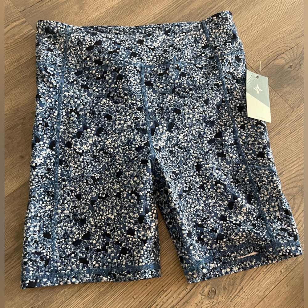 Hydrangea 7 Inch Compression Bike Short - Picture 3 of 3
